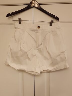 Vineyard Vines White High-Waist Pleated Shorts